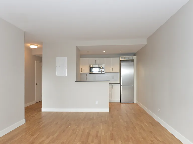 111 Lawton Blvd — Photo 36