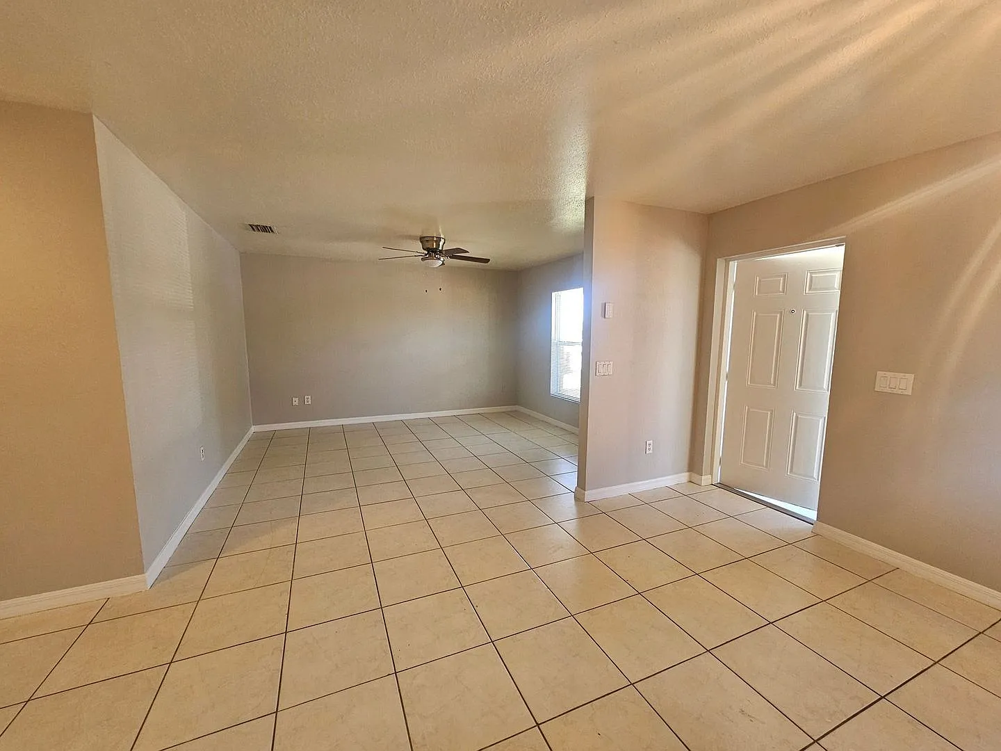 Affordable 3 bedroom 2 bath duplex in Lehigh! — Photo 3