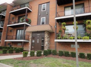 1446 Carriage Ln APT 2, Westmont, IL 60559