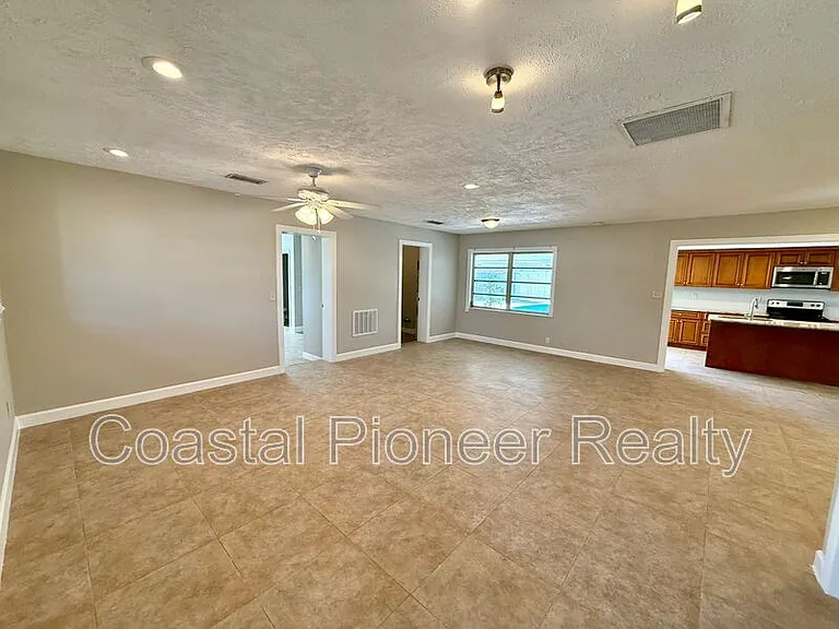3944 E Eden Roc Cir — Photo 3
