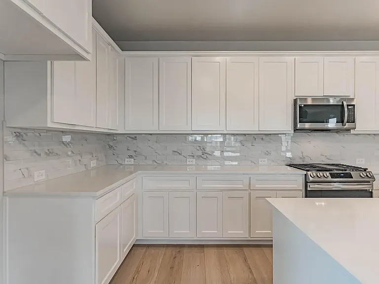 933 Carnation Dr — Photo 3