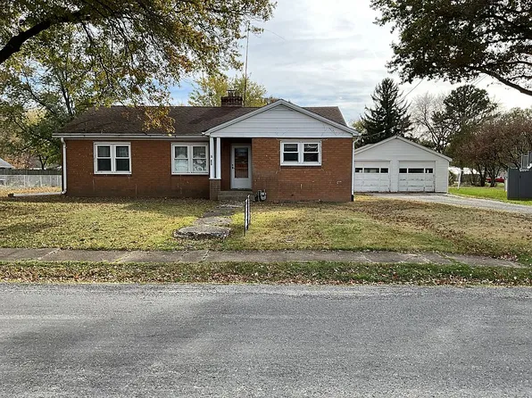 820 W 5th St, Staunton, IL 62088