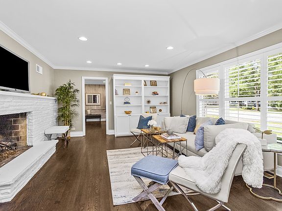 4th image of 807 Surrey Ln