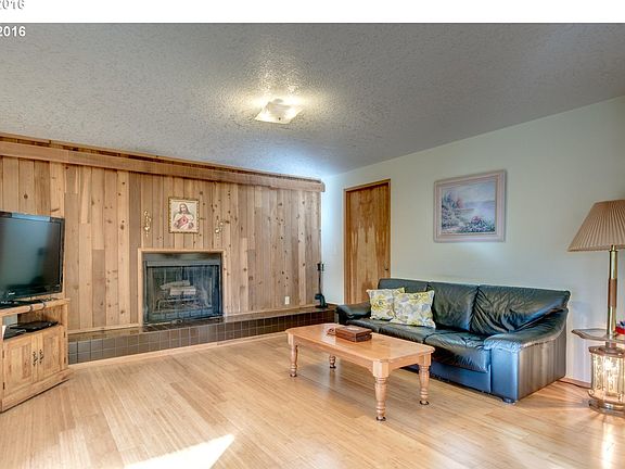 3rd image of 711 NE 130th St