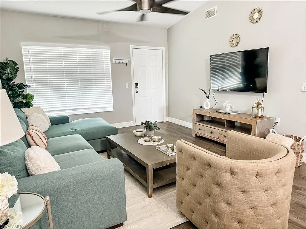 2 bed, 2.0 bath, 1377 sqft, $3,000 — Photo 3