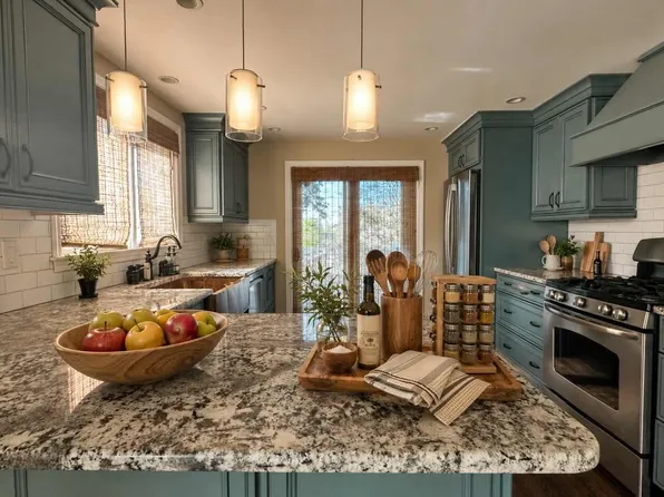 31 Weeks Ave Floor 2, Oyster Bay, NY 11771