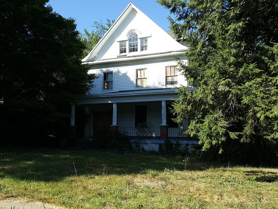 2nd image of 2220 Roslyn Ave