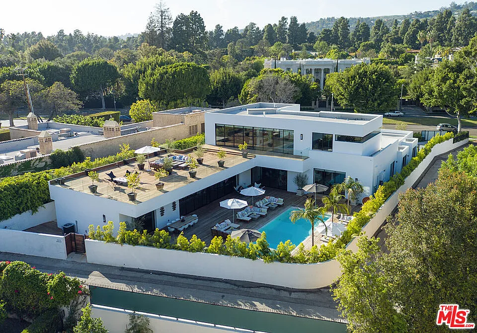 7 bed, 8.5 bath, 8000 sqft, $70,000 — Photo 3