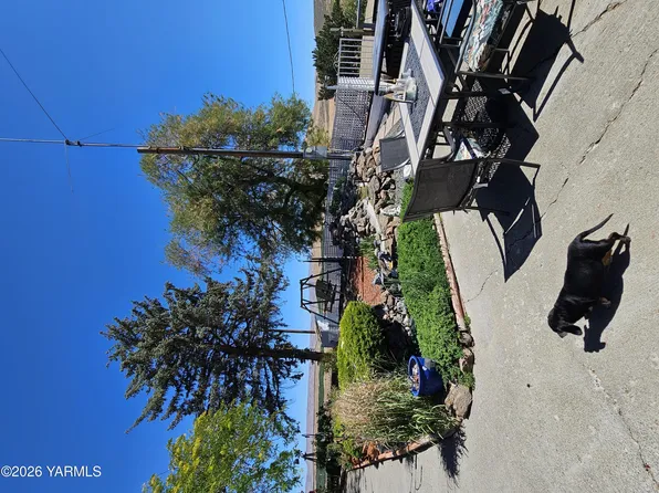 380 Meadowlark Ln, Moxee, WA 98936