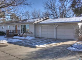 7605 E Pine Lake Dr, Sioux Falls, SD 57110