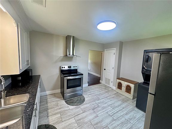 5th image of 703 E 6th St