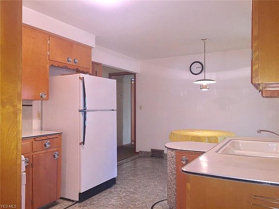 5th image of 465 Meadowbrook Ave