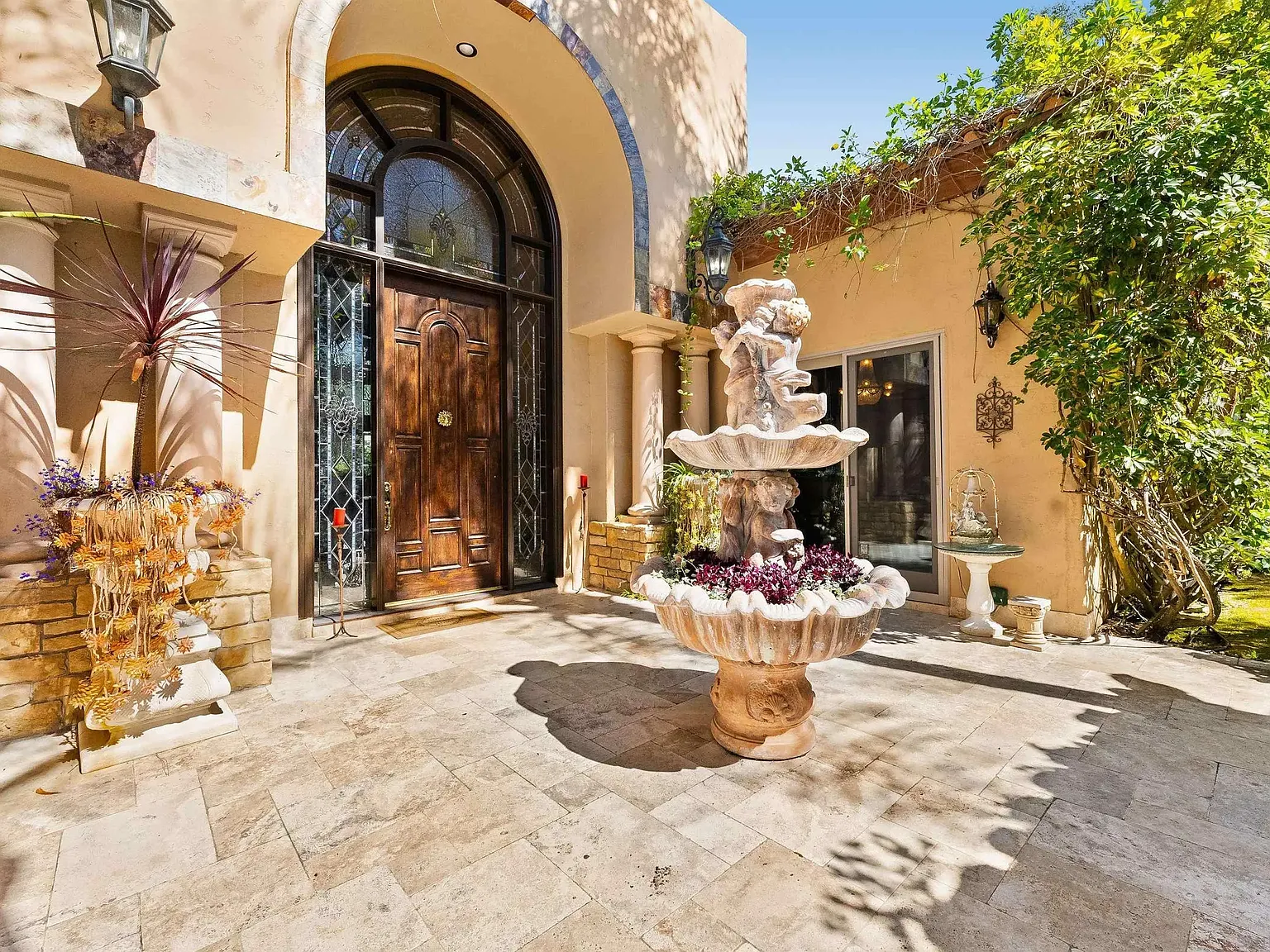 6 bed, 7.5 bath, 7892 sqft, $30,000 — Photo 3
