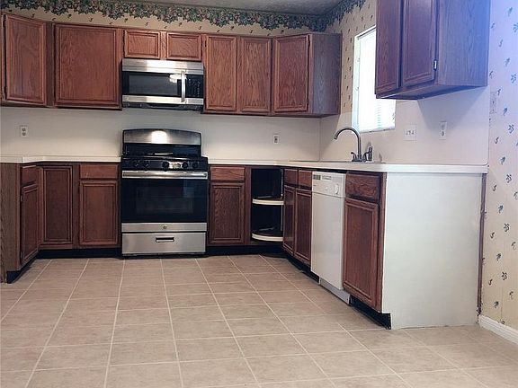 2nd image of 1915 Summerfield Pl