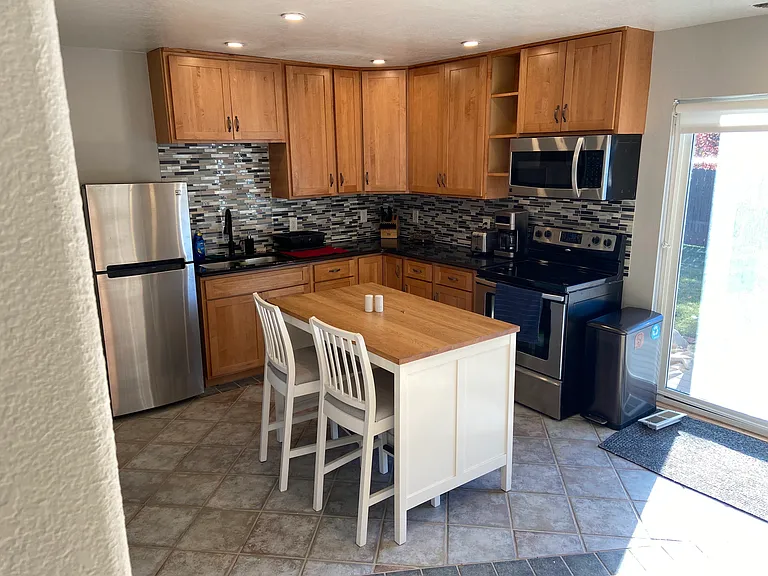Kitchenette w/disposal in sink but no dishwasher