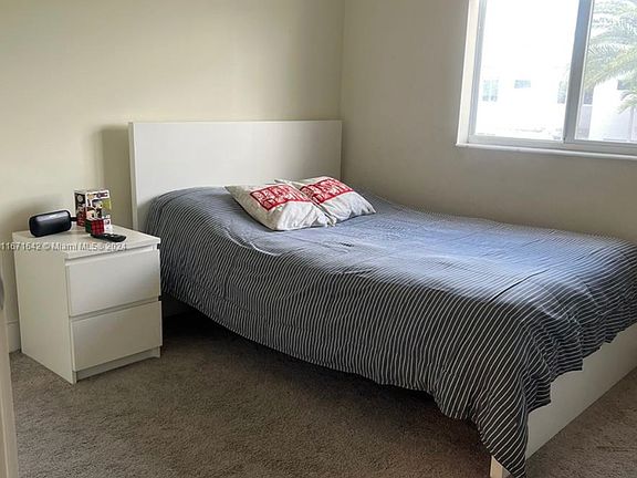 4th image of 10270 NW 66th St #102