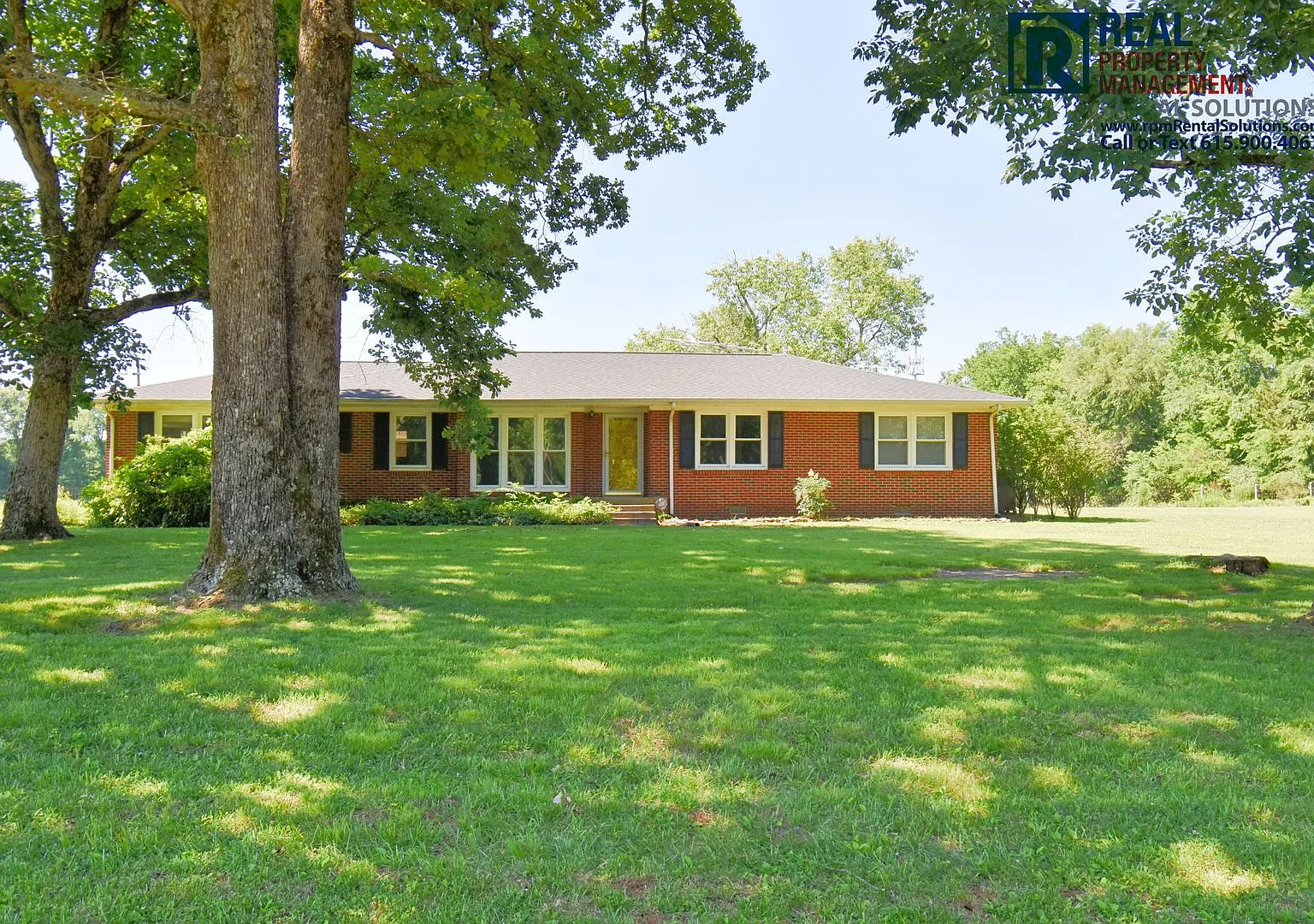 All Brick 3bd 2ba home with attached garage on a large lot! — Photo 1