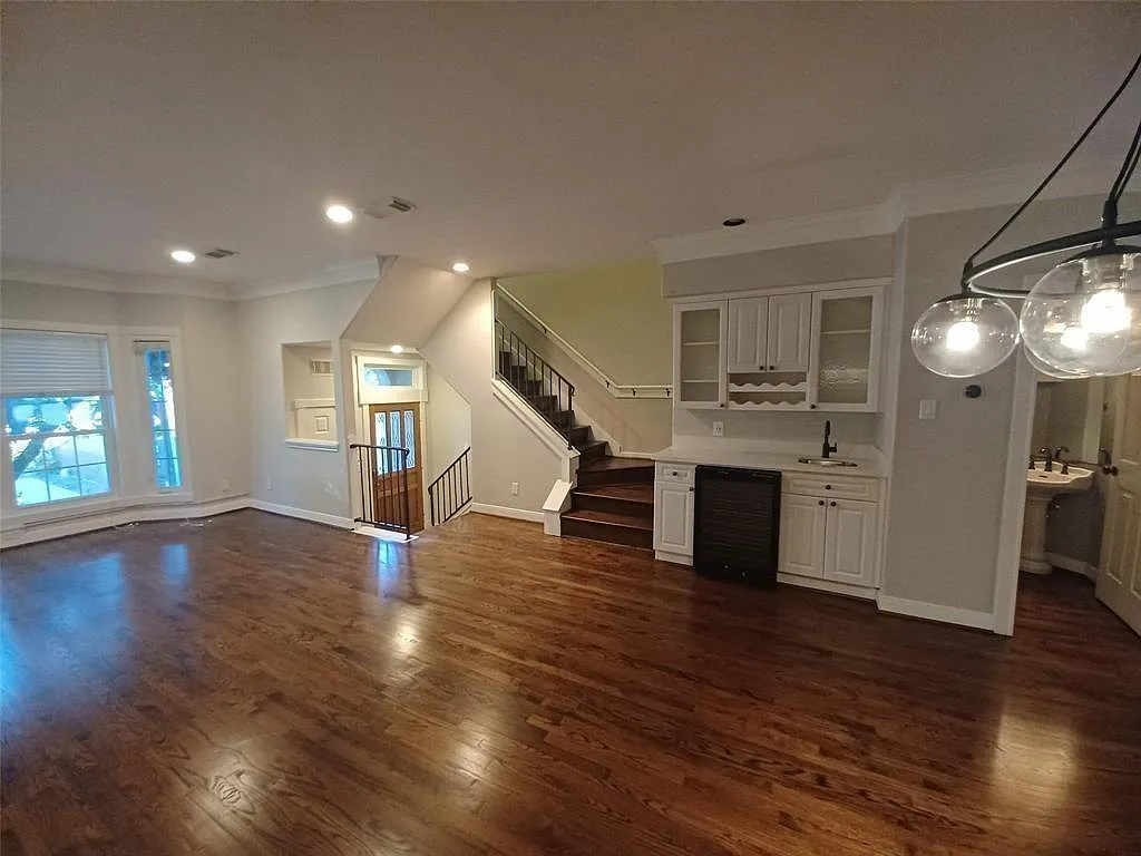 3 bed, 3.5 bath, 1987 sqft, $3,300 — Photo 1