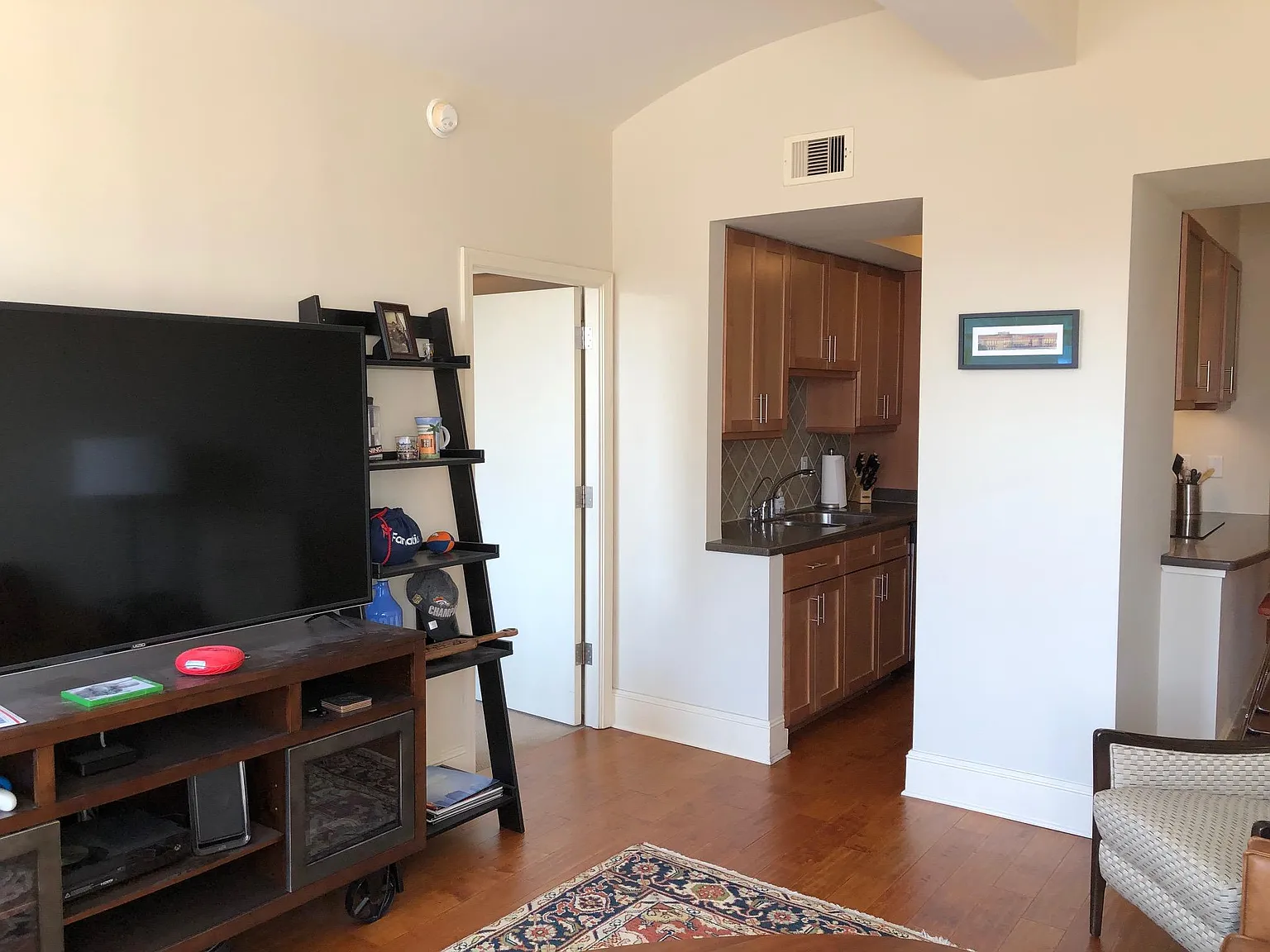 1 bed, 990 sqft, $1,350 — Photo 3