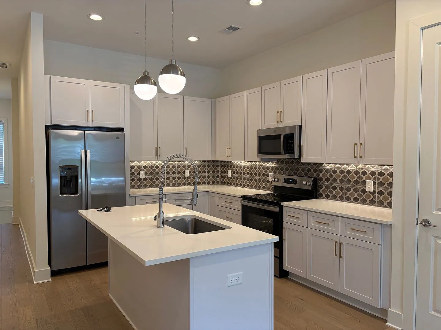 Beautiful 2/2.5 townhome near downtown Franklin available! — Photo 3