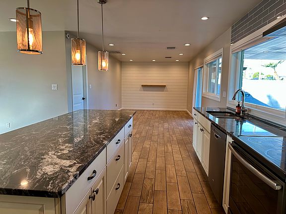 4th image of 2820 E Sunnyside Dr
