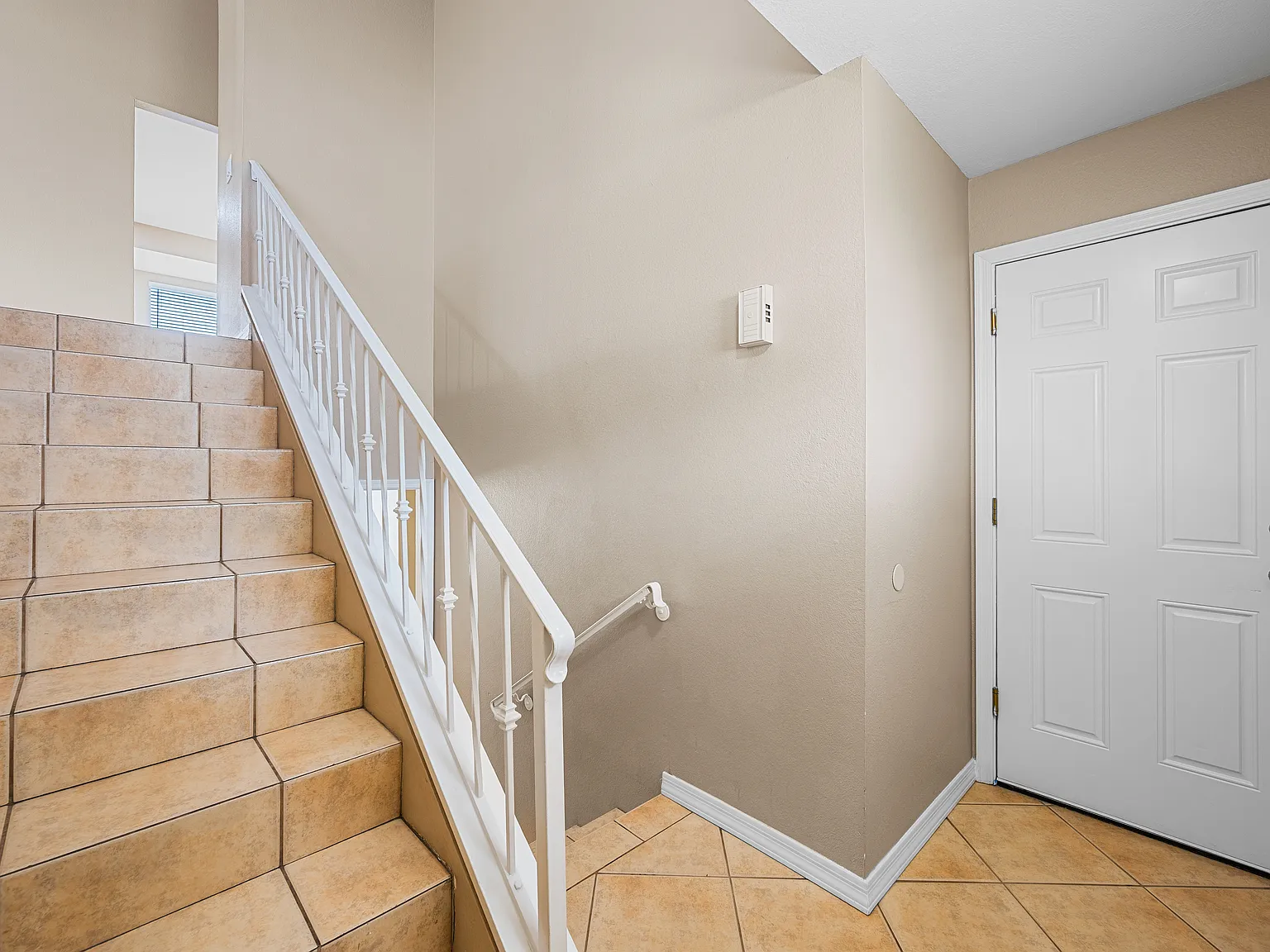 5 bed, 2718 sqft, $2,995 — Photo 2