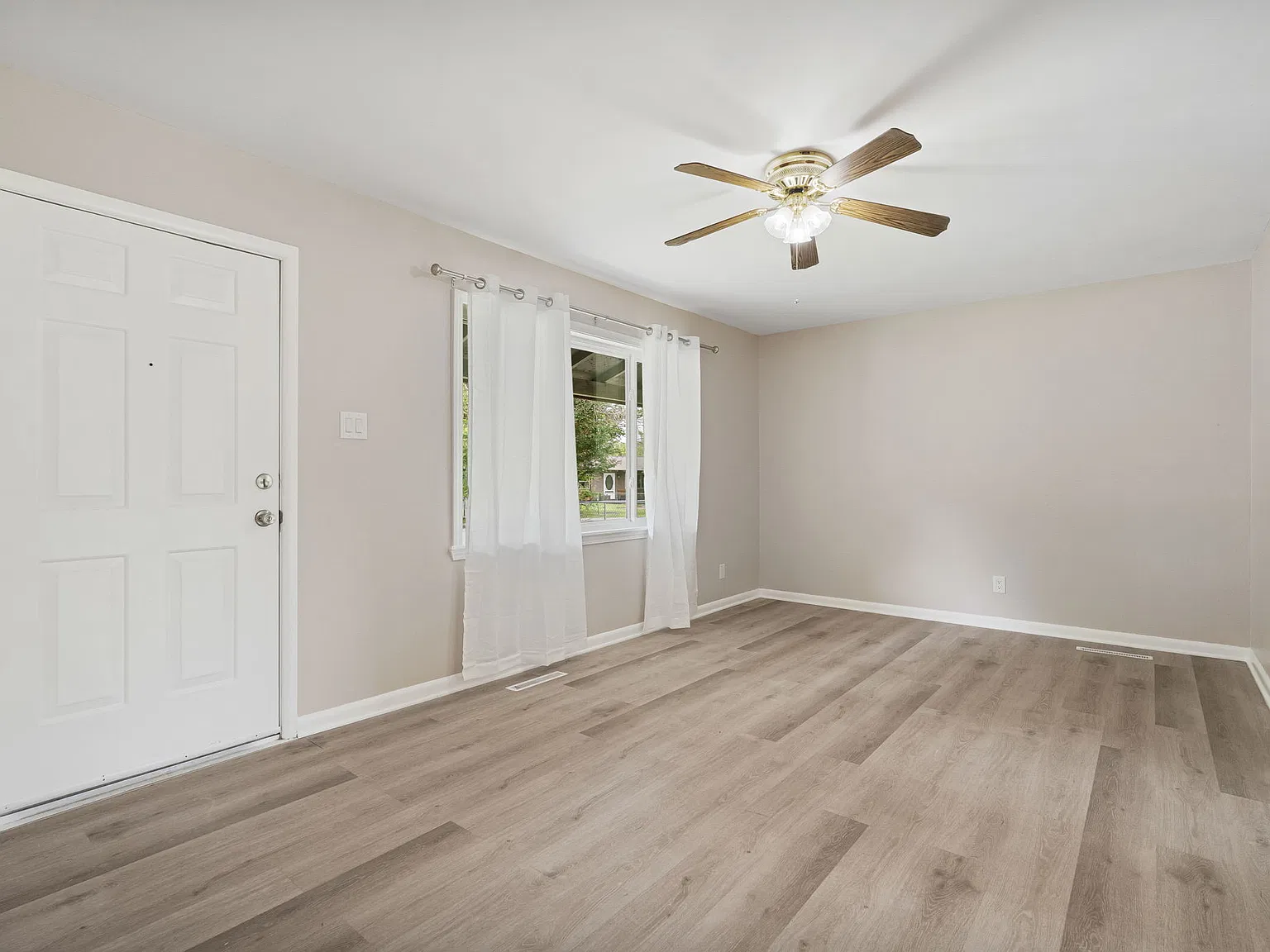 3 bed, 975 sqft, $1,225 — Photo 3