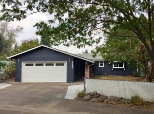 729 Hemlock Ct, Central Pt, OR 97502