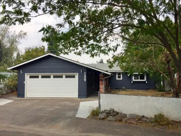 729 Hemlock Ct, Central Pt, OR 97502
