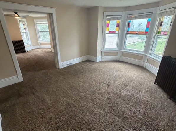 1255 University Ave APT 2, Dubuque, IA 52001