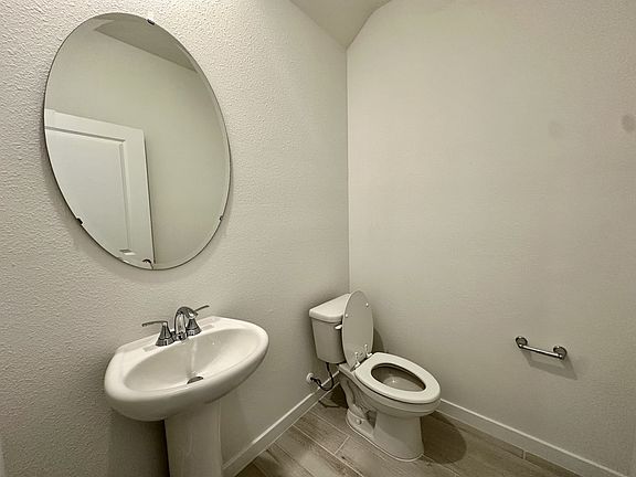 5th image of 166 Yellowstone Dr