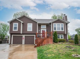 955 Stone Creek Cir, Gardner, KS 66030