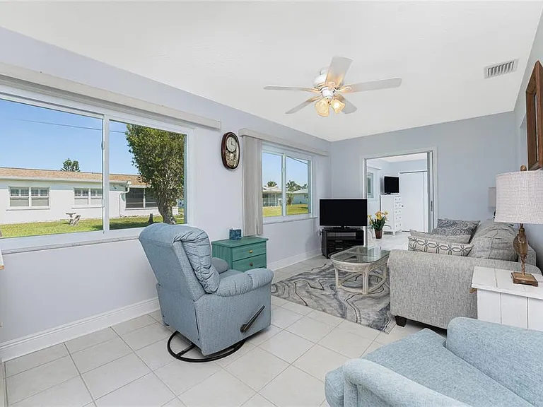 1720 Florence Ave — Photo 17