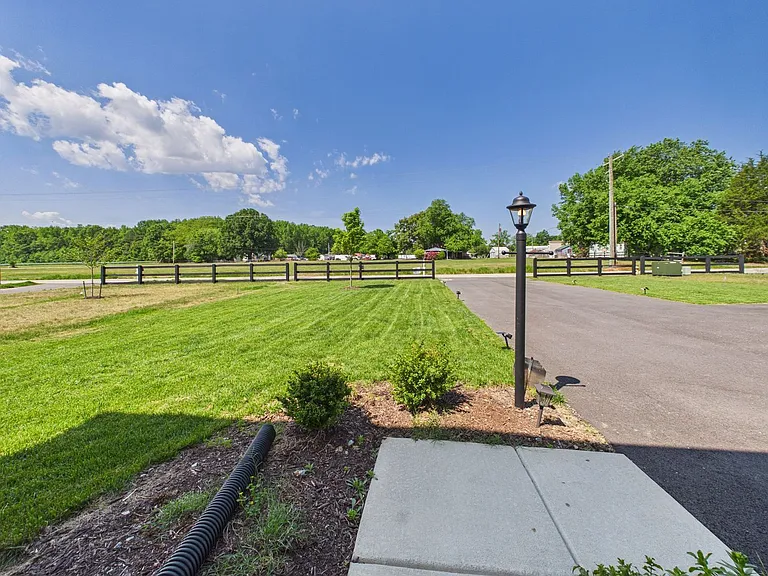 2945 Travis Ln — Photo 4