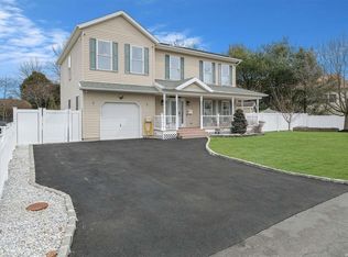 470 S Fulton Ave, Lindenhurst, NY 11757
