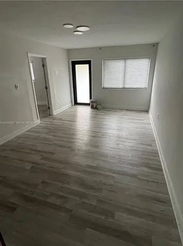 3 bed, 1.0 bath, 1310 sqft, $3,200 — Photo 2
