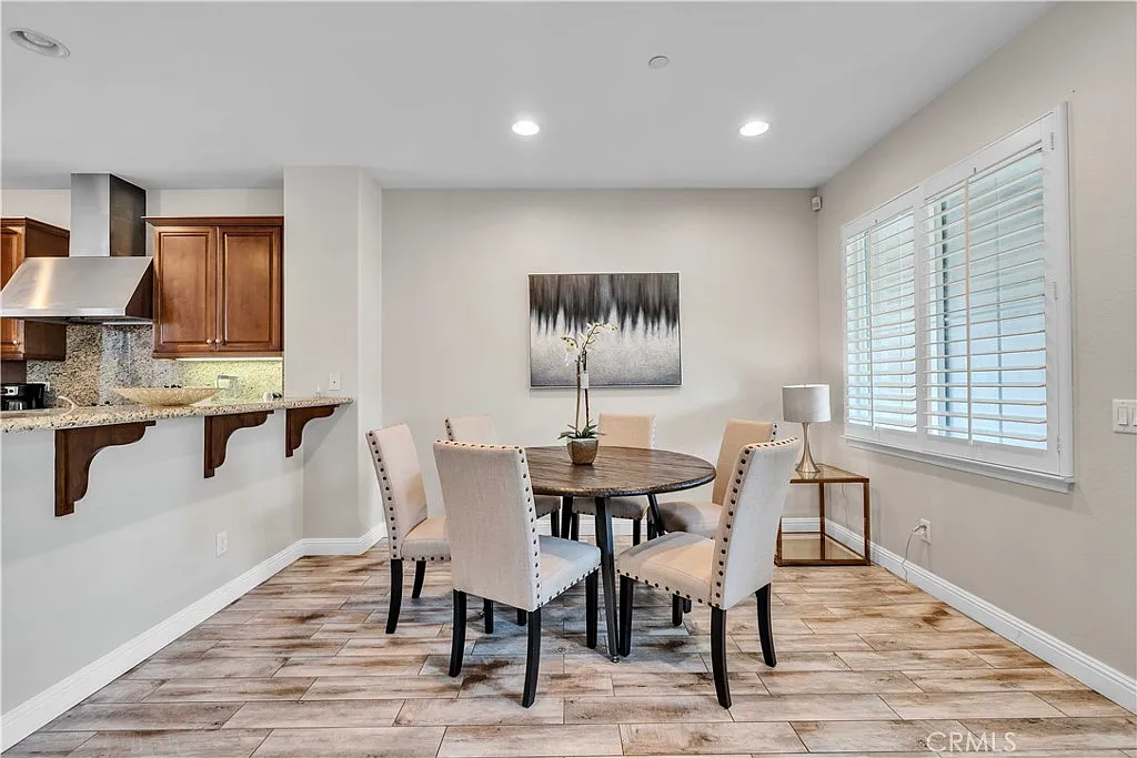 3 bed, 3.5 bath, 1332 sqft, $5,500 — Photo 3
