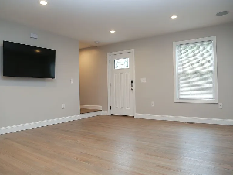 517 Admiral St — Photo 5