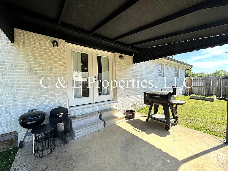 202 Helen St — Photo 3