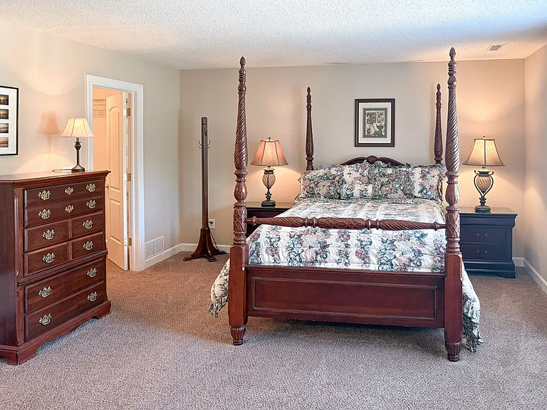3533 S Glasgow Cir — Photo 16