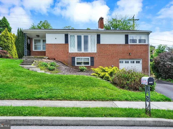 2474 Eastwood Dr, York, PA 17402