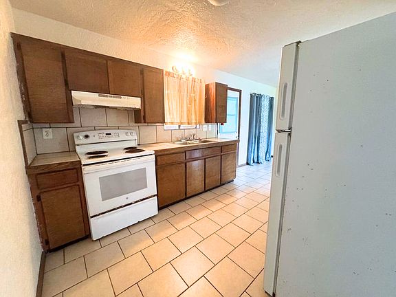 4th image of 16-1752 34th Ave #B