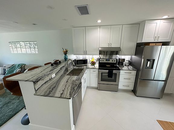 5th image of 155 Deerfield Dr