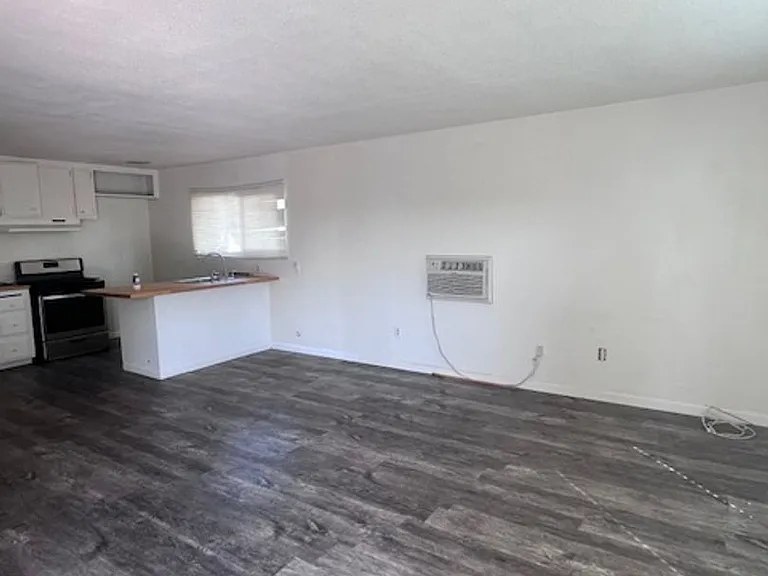 Spacious 1 Bed / 1 Bath Apartment in Colton! — Photo 6