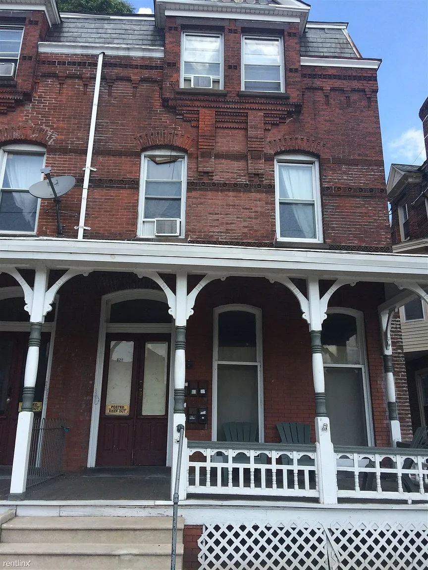 621 W Main St photo 1