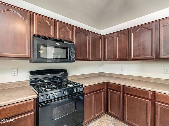 Lots of cabinets, new stove (electric)