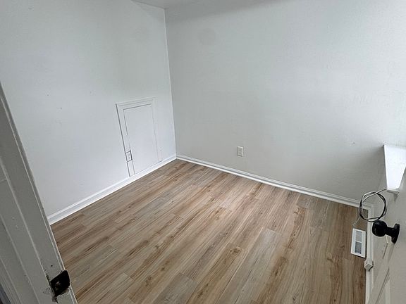 4th image of 2105 N Pine St