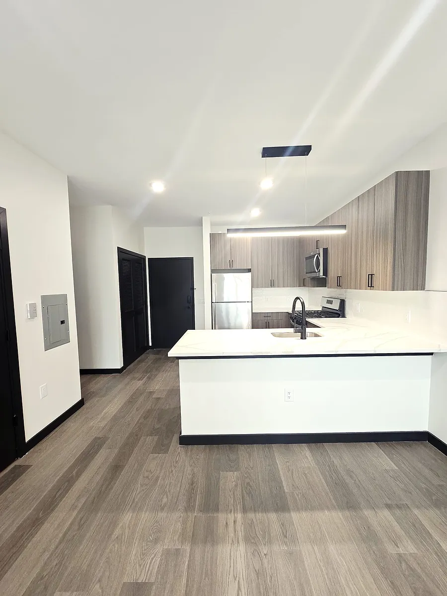 Building Photo - 136 Mallory Ave #207