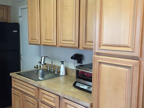 4th image of 200 Williamsburg Ln