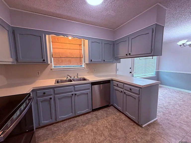 1121 Quail Hollow Dr — Photo 2